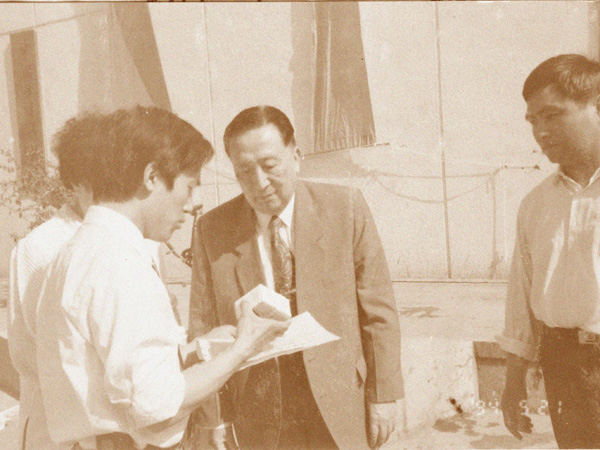 湯傳忠給吳階平（中華醫(yī)學會名譽會長）先生介紹產品