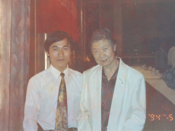 湯傳忠與于若木女士（陳云同志夫人，著名營養(yǎng)專家）合影