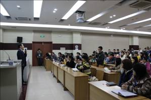 新稀寶股份董事長、益謙文化創(chuàng)始人湯傳忠走進高校指導(dǎo)大學(xué)生就業(yè)