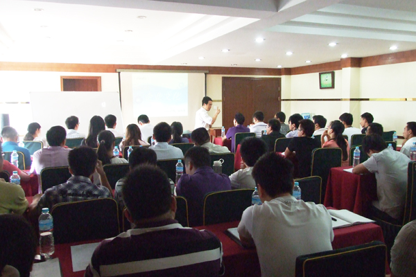 新稀寶董事長湯傳忠先生對新員工進(jìn)行企業(yè)文化培訓(xùn)