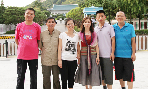 大家在韓國當(dāng)政的總統(tǒng)官邸----青瓦臺(tái)前合影留念